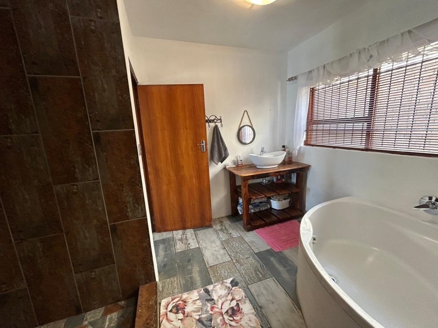 5 Bedroom Property for Sale in Wavecrest Eastern Cape
